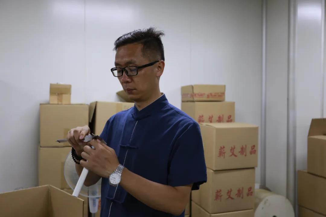 艾灸需用純艾條，手把手教你如何制艾